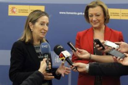 La presidenta de Aragón, Luisa Fernanda Rudi (d) y la ministra de Fomento, Ana Pastor, atienden a los medios tras la firma de un convenio para la mejora de la línea Huesca-Canfranc, esta tarde en la sede del Ministerio en Madrid.
