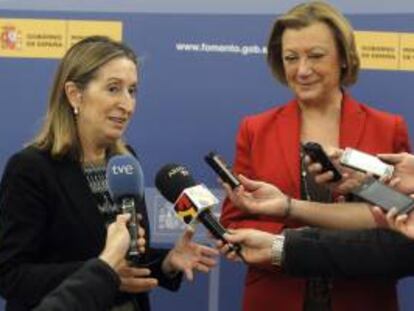 La presidenta de Aragón, Luisa Fernanda Rudi (d) y la ministra de Fomento, Ana Pastor, atienden a los medios tras la firma de un convenio para la mejora de la línea Huesca-Canfranc, esta tarde en la sede del Ministerio en Madrid.