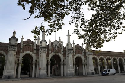 Vista principal del pórtico del camposanto de La Almudena. Dentro del cementerio está la zona civil, que fue “un triunfo contra la intolerancia y un espacio para librepensadores”, explica Javier Jara. En él, el más pequeño junto con el judío, están enterrados presidentes de la República, como Pi i Margall, Nicolás Salmerón o Estanislao Figueras; presidentes del Gobierno de la Segunda República, como Largo Caballero; la histórica dirigente del Partido Comunista, Dolores Ibárruri; o el fundador del PSOE, Pablo Iglesias.