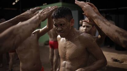 Un jover recibe un baño de barro, en una prisión de Porto Velho, en Brasil.