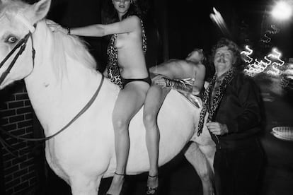 Fiesta de Halloween en 1978. “Creo que es el mismo caballo en el que se subió Bianca Jagger cuando celebró su cumpleaños en 1977. Si llegabas en un caballo blanco, semidesnudo, tenías asegurada tu entrada al local. Lo que resultaba interesante era que las mujeres se sentían lo suficientemente seguras para bailar en medio de pista semidesnunas. Esto fue justo despúes del movimiento feminista de los años setenta. Ellas eran las reinas de las pistas".