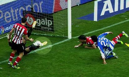 Captura televisiva del gol anulado a la Real Sociedad.