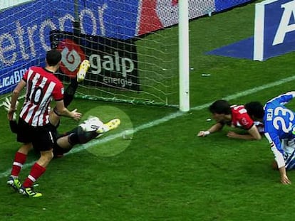 Captura televisiva del gol anulado a la Real Sociedad.