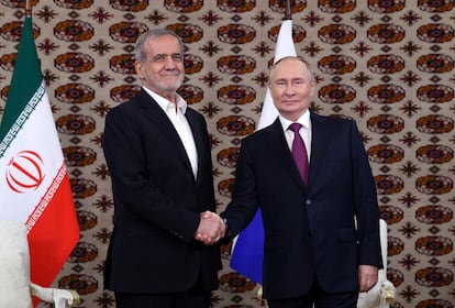 El presidente ruso, Vladímir Putin, recibe a su homólogo iraní, Masoud Pezeshkian, en un foro cultural en Ashgabat (Turkmenistán) este viernes.