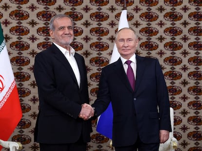 El presidente ruso, Vladímir Putin, recibe a su homólogo iraní, Masoud Pezeshkian, en un foro cultural en Ashgabat (Turkmenistán) este viernes.