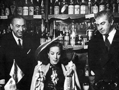 Cesáreo González (a la derecha), con María Félix y Perico Chicote.