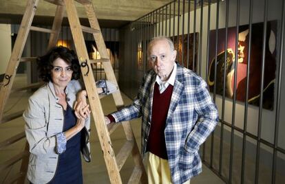 Fabianne di Rocco y Eduardo Arroyo, comisarios de la exposici&oacute;n &#039;La oficina de San Jer&oacute;nimo&#039;, ayer, en la Casa del Lector.