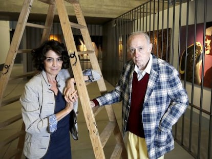 Fabianne di Rocco y Eduardo Arroyo, comisarios de la exposici&oacute;n &#039;La oficina de San Jer&oacute;nimo&#039;, ayer, en la Casa del Lector.