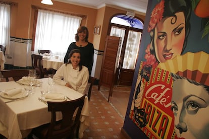 Destaca su arroz guisado con judías y nabos 'amb fesols i naps'. En la imagen, la cocinera y la 'maitre' de Casa Carmina.