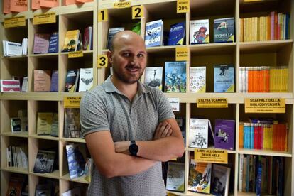 Rosario la Rossa, en su librería de Scampia, en Nápoles.