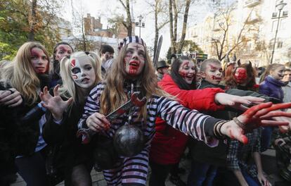 Un grupo de personas disfrazadas y maquilladas como zombis participan en un desfile en Kiev (Ucrania), el 27 de octubre de 2018.