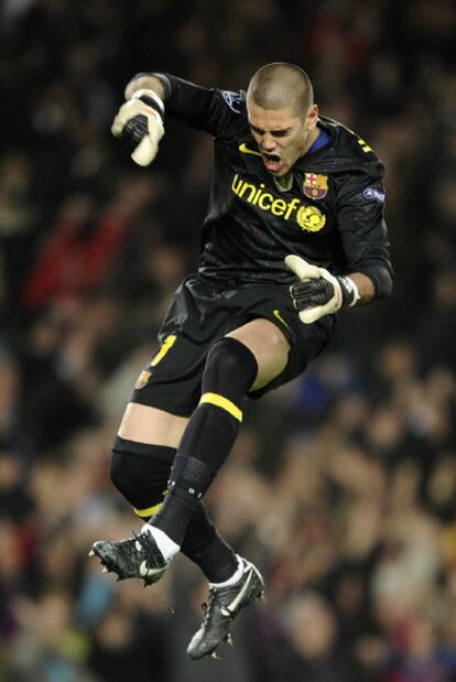 Valdés celebra uno de los goles del Barça.