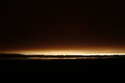 Vista de la luz generada por el incendio forestal en Santa Olga.