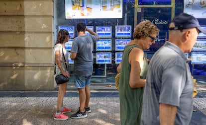 Jóvenes viendo anuncios de pisos en una inmobiliaria del centro de San Sebastián (Gipuzkoa).