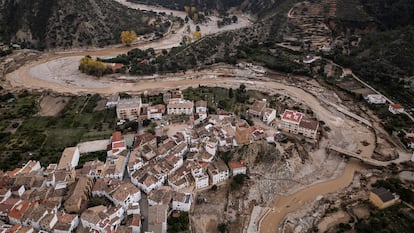 Vista alzada de Sot de Chera, con el puente que cruza el río destrozado por la fuerza del agua, en el fondo.