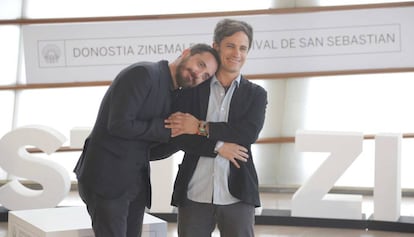 El director Pablo Larraín y el actor Gael García Bernal en San Sebastián.