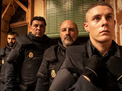 Álex García, Hovik Keuchkerian, Roberto Álamo y Patrick Criado, en 'Antidisturbios'.