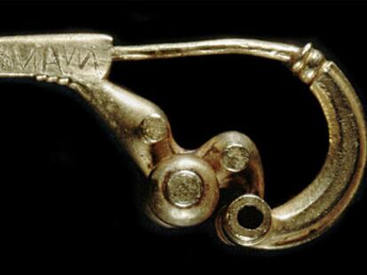 La <i>Fíbula prenestina</i> (siglo VII a. C.) se custodia en el Museo Prehistórico Etnográfico Pigorini de Roma, mide 10,7 centímetros y fue tallada en oro.