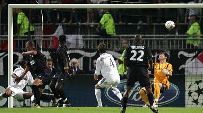 El Real Madrid y el Olympique de Lyon se encuadran en el grupo F con el Rosenborg BK y el Olympiacos FC. La primera visita de los blancos es en el campo de los franceses, donde reciben una goleada (3-0). La Champions acaba de empezar, el traspiés todavía se puede enmendar.