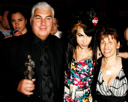 Amy Winehouse, su padre Mitch y su madre Janis posan con el premio de Amy a la Mejor Canción Musical por 'Love Is A Losing Game' en la 53ª edición de los Premios Ivor Novello, el 22 de mayo de 2008 en Londres, Inglaterra.