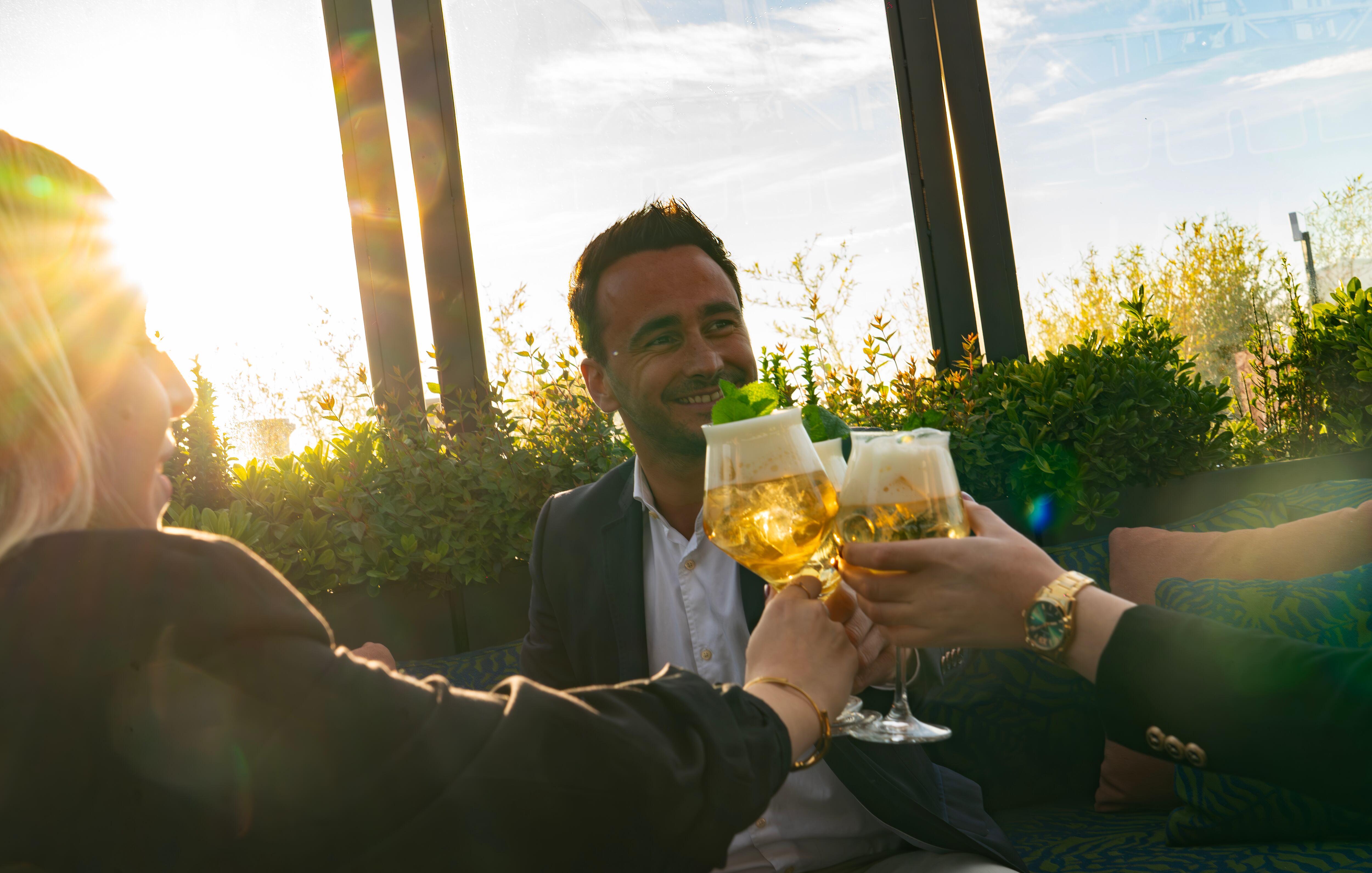 Un grupo de amigos disfrutando del 'Night Brunch' en el Club Financiero Génova, en una imagen cedida por el establecimiento.