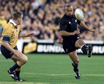 El legendario jugador de los All Black Jonah Lomu rompió los esquemas de la relación fuerza-velocidad-habilidad. En la imagen, patea el balón durante el torneo Tres Naciones en Sydney, el 1 de septiembre de 2001.