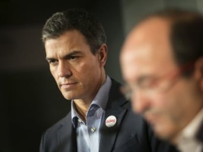 El líder del PSOE pide a Puigdemont que ni declare la independencia y  vuelva a la legalidad 