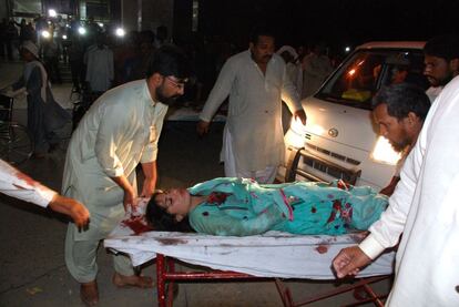 Una mujer herida en el atentado, llega al hospital en Lahore.