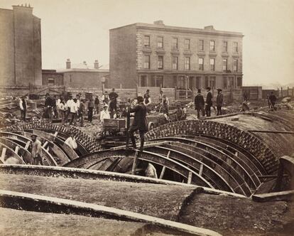 La construcción de las líneas del Metropolitan District Railway entre 1860 y 1870 conectó a los londinenses situados en el anillo que rodea el centro de la ciudad. Aquí, varios obreros trabajan en la unión de las líneas entre Paddington y Blackfriars vía Kensington.