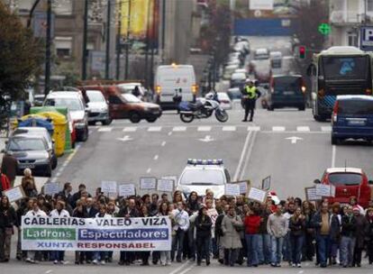 Trabajadores de la empresa de componentes del automóvil Cablerías Valeo se manifiestan por el centro de Vigo el pasado lunes.