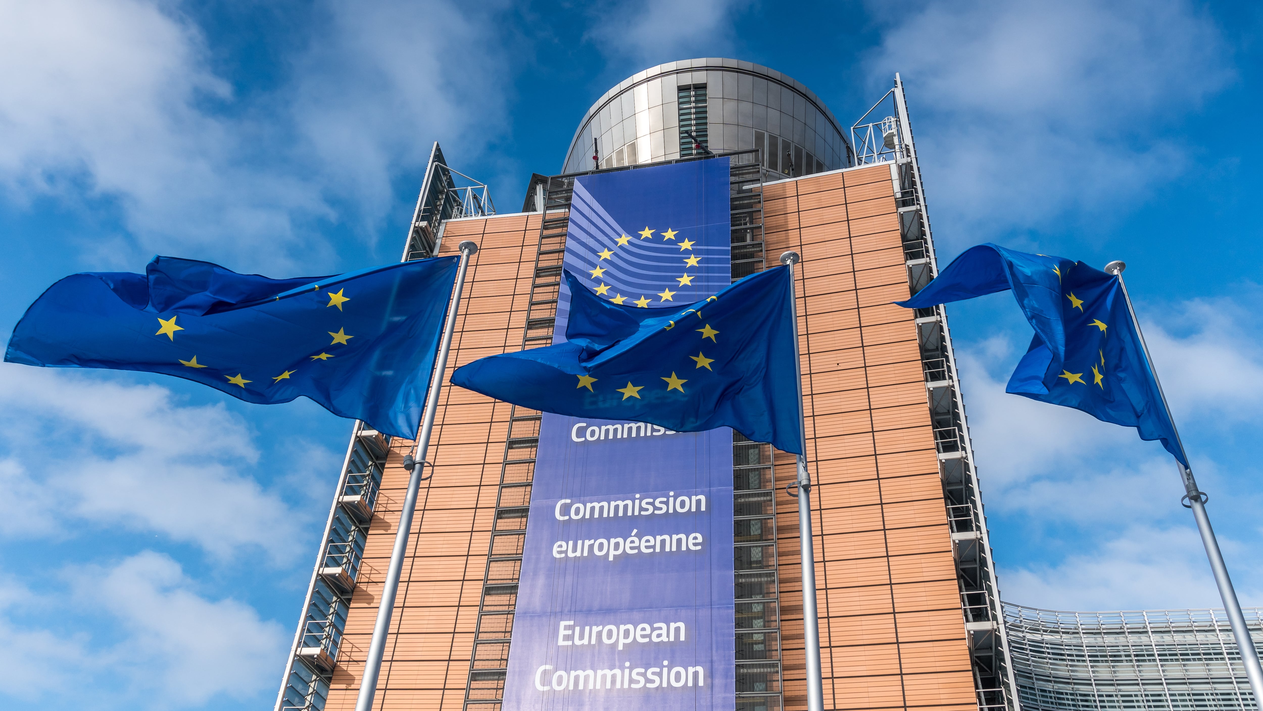 La bandera europea ondea en la sede de la Comisión Europea en una imagen de archivo