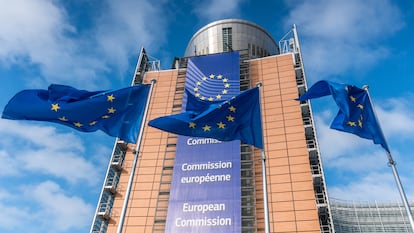 La bandera europea ondea en Bruselas.