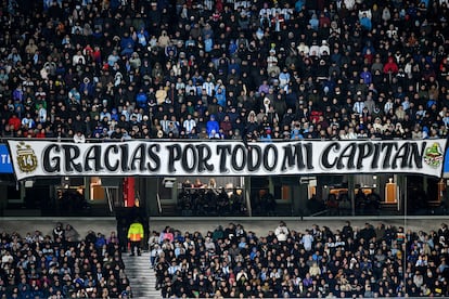 Manta en las gradas del estadio en apoyo a Messi.