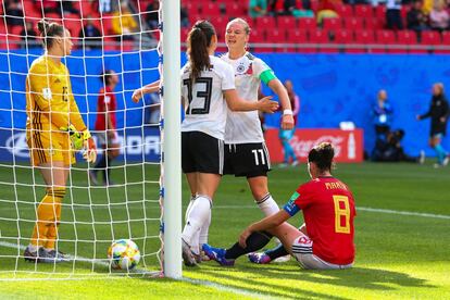 La jugadora de la selección alemana, Sara Daebritz, celebra el primer gol del encuentro junto a su compañera Alexandra Popp.