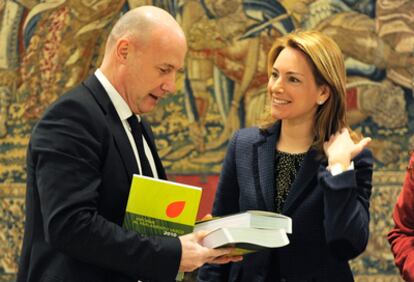 El 'ararteko', Iñigo Lamarca, junto a su adjunta, Julia Hernández (derecha) entrega a Arantza Quiroga, presidenta del Parlamento vasco, el informe anual de esta institución.