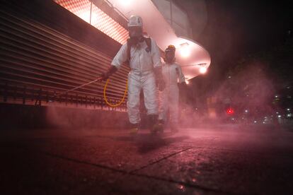 Trabajadores sanitarios desinfectan las calles en Caracas, Venezuela.