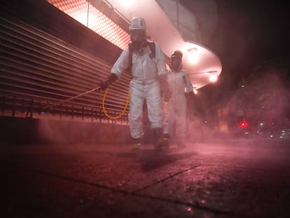 Trabajadores sanitarios desinfectan las calles en Caracas, Venezuela.