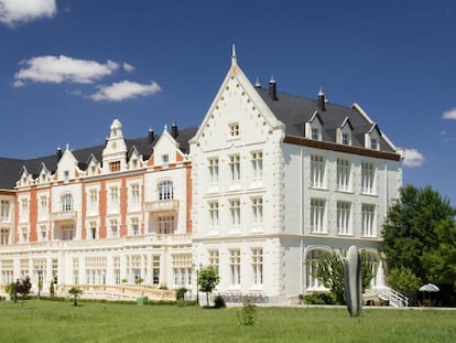 Fachada del hotel balneario Palacio de las Salinas, junto a Medina del Campo (Valladolid).