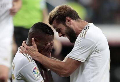 Vinicius Jr. (a la izquierda) celebra el gol con su compañero de equipo Nacho.