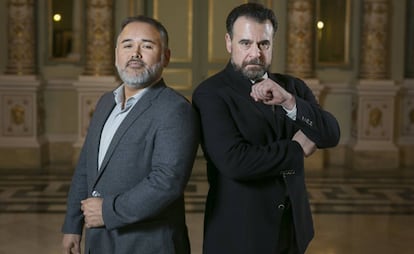 El tenor mexicano Javier Camarena, a la izquierda, y el barítono español Carlos Álvarez, en el Salón de los Espejos del Liceo de Barcelona.