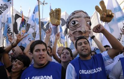 Miembros de La C&aacute;mpora salen para apoyar a la presidenta Fern&aacute;ndez de Kirchner, en 2011 en Buenos Aires.  / AFP