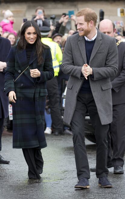 Enrique y Meghan caminan por el castillo de Edimburgo durante la primera visita oficial de la pareja a Escocia, el 13 de febrero de 2018.