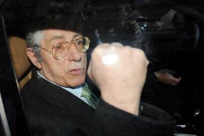 Umberto Bossi, en su coche oficial, tras salir del Palacio San Macuto de Roma