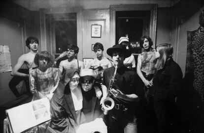 The Velvet Underground durante una de sus habituales 'performances' de los sesenta. Esta fue en Nueva York. Lou Reed está en el centro, al fondo, de pie. Otro de los líderoes de la banda, John Cale, es el segundo por la derecha.