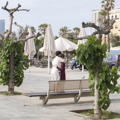 Cambiar las ciudades a través de las personas, las políticas y los movimientos urbanos para hacerlas más resilientes y sostenibles es fundamental para frenar el cambio climático y la pérdida de biodiversidad y para contribuir a la transformación del modelo económico, origen de la desigualdad y de la crisis ecológica. Posiblemente el momento es ahora.