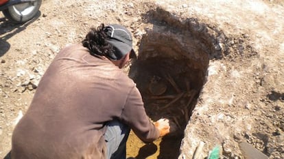 Trabajos arqueol&oacute;gicos en una tumba de la necr&oacute;polis visigoda de Vic&aacute;lvaro, en julio de 2011.