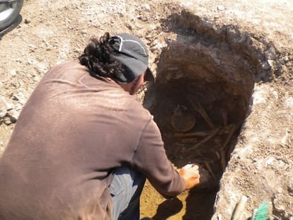 Trabajos arqueol&oacute;gicos en una tumba de la necr&oacute;polis visigoda de Vic&aacute;lvaro, en julio de 2011.