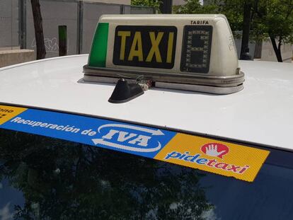 Un taxi de la Asociaci&oacute;n Radiotel&eacute;fono Pidetaxi promociona el nuevo servicio.