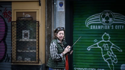 Una mujer pasea con una radio en Madrid durante el gran apagón del pasado 28 de abril.