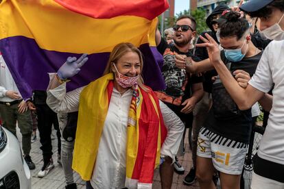 An anti-government protester stands in front of anti-fascists waving Spain’s Republican flag in Alcorcón.